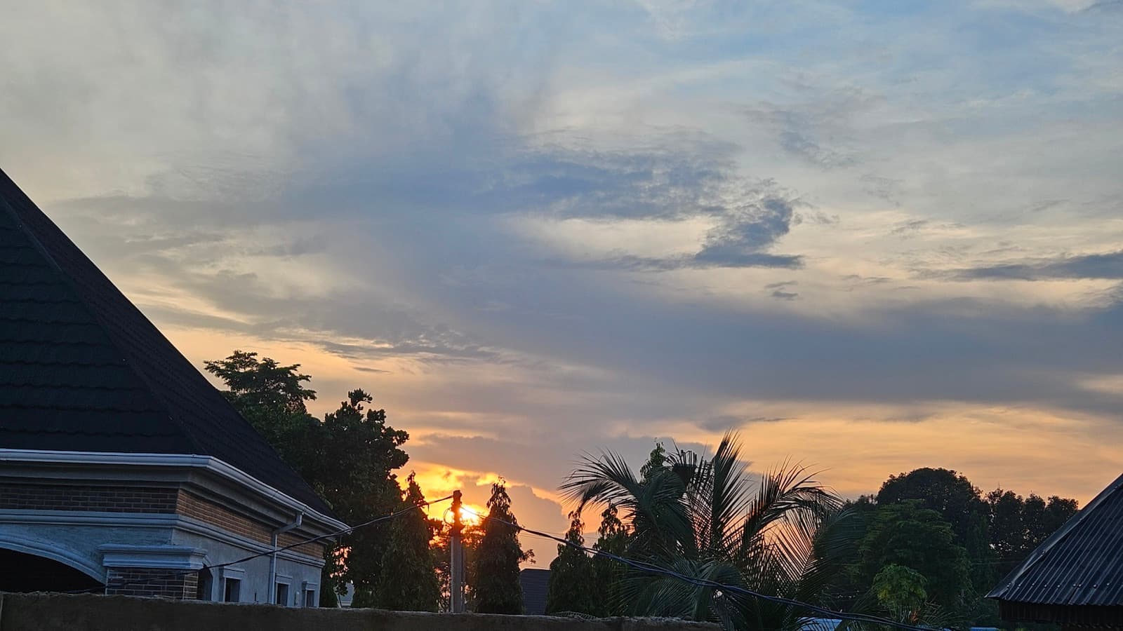 A layered evening sky photographed by Ashiat